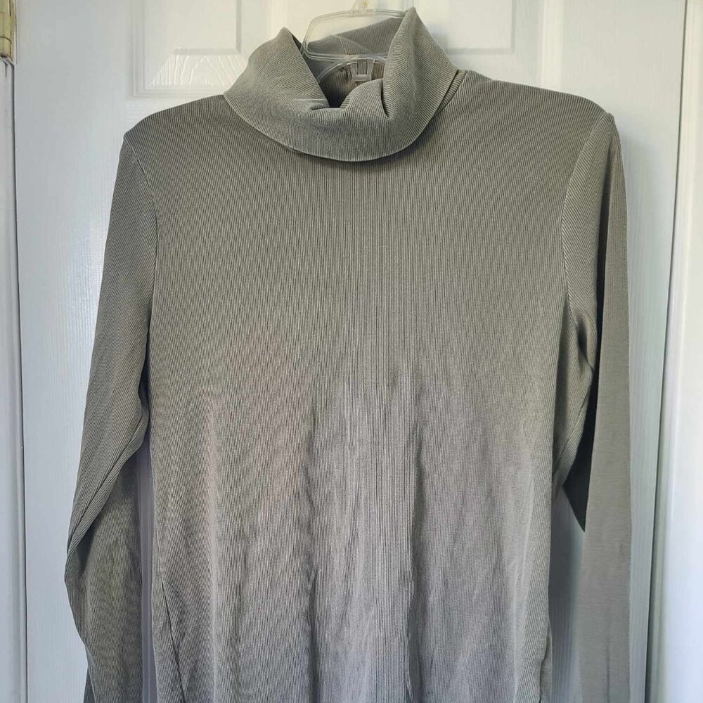 TWO TURTLE NECK LONG SLEEVES